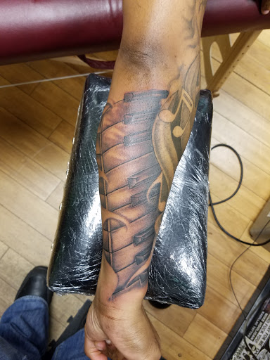 Tattoo Shop «Mr Tattoo», reviews and photos, Mr Tattoo, 673 High St, Burlington, NJ 08016, USA