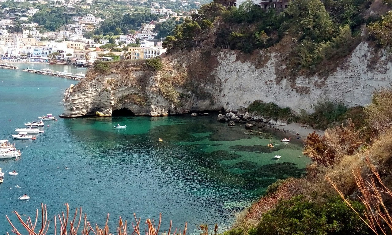 Foto van Spiaggia di Varulo met turquoise puur water oppervlakte