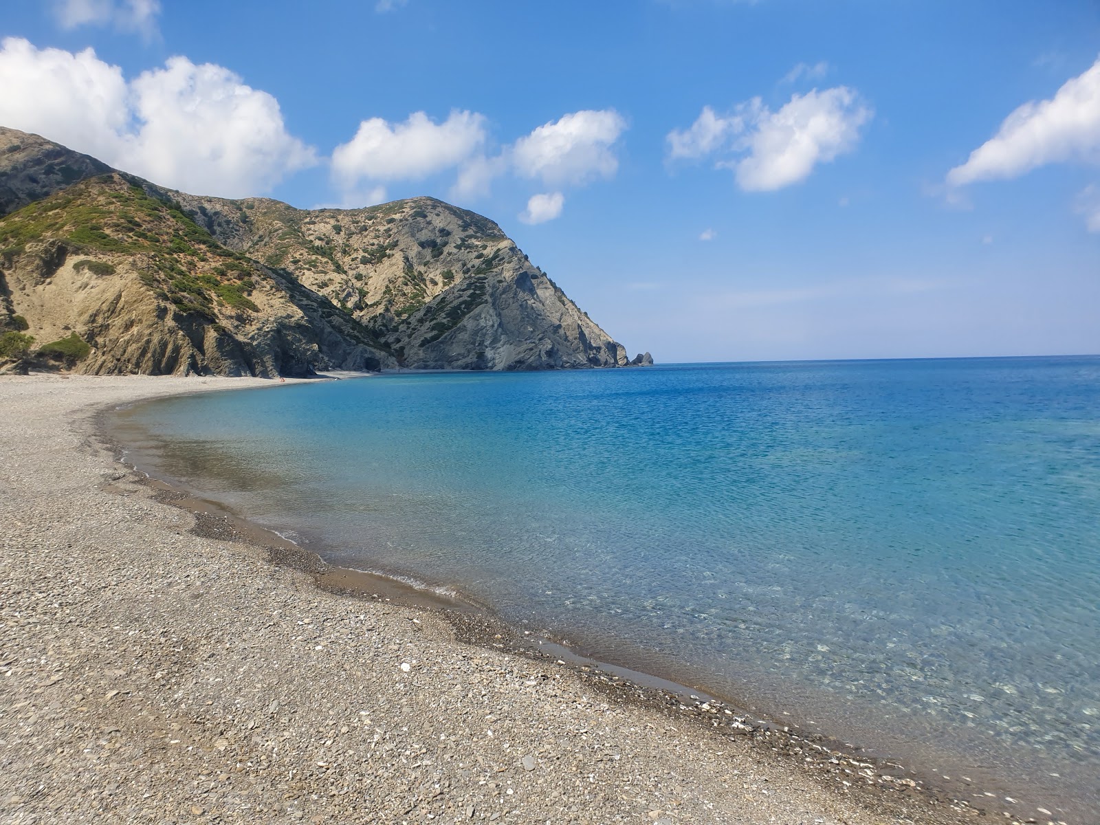 Φωτογραφία του Nati beach με βότσαλο επιφάνεια