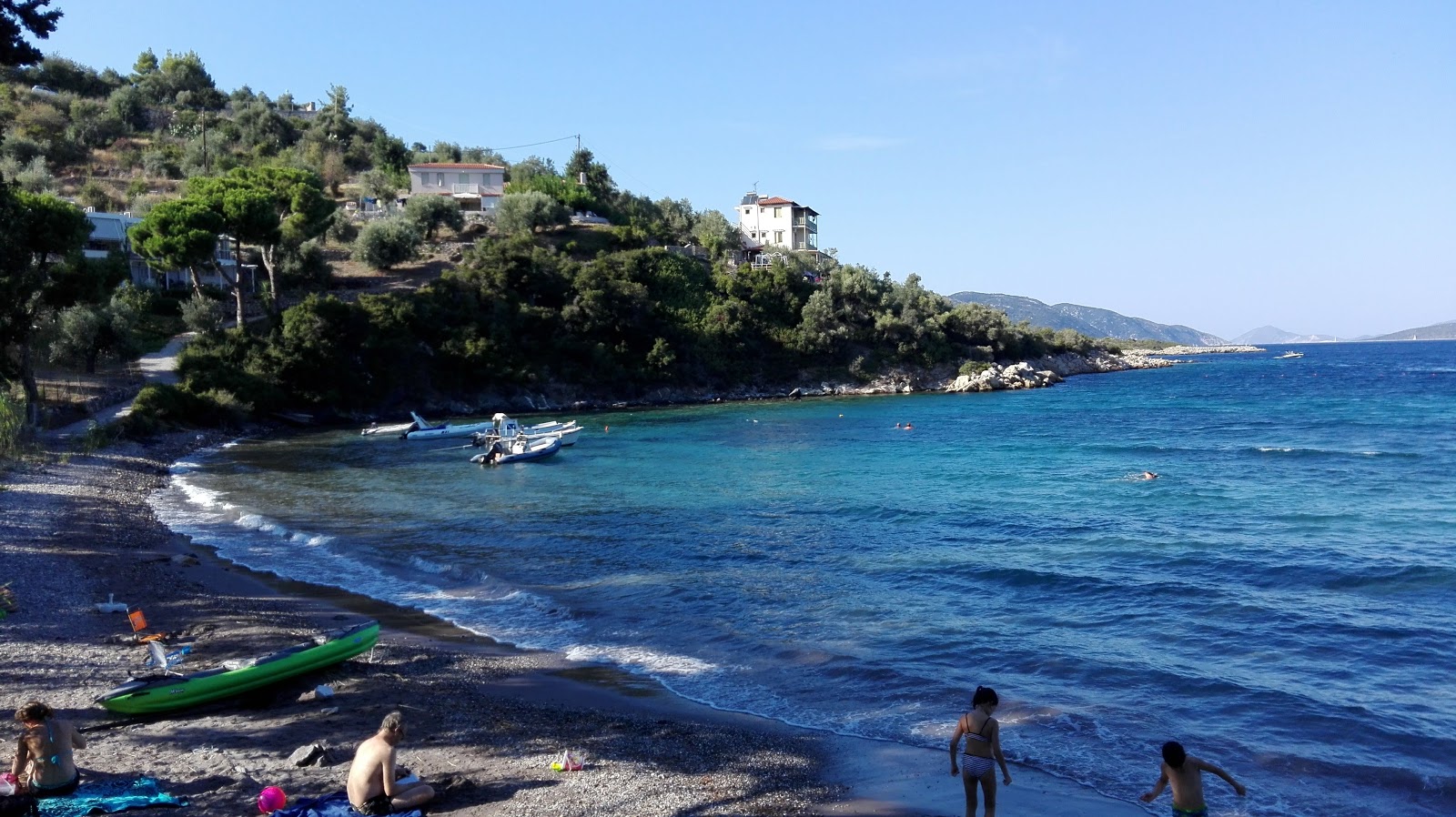 Φωτογραφία του Agios Petros beach υποστηρίζεται από βράχους
