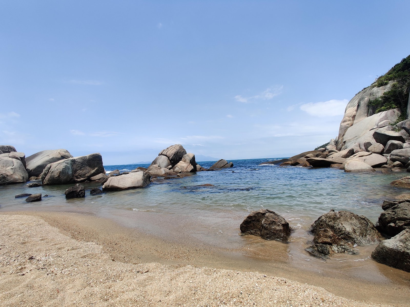 Foto di Praia do Buraco Quadrado con costa corta e dritta