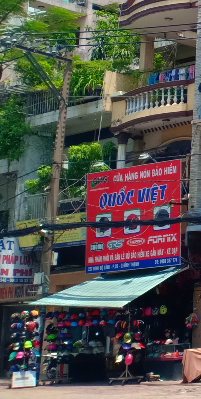 Cửa hàng nón bảo hiểm Quốc Việt.