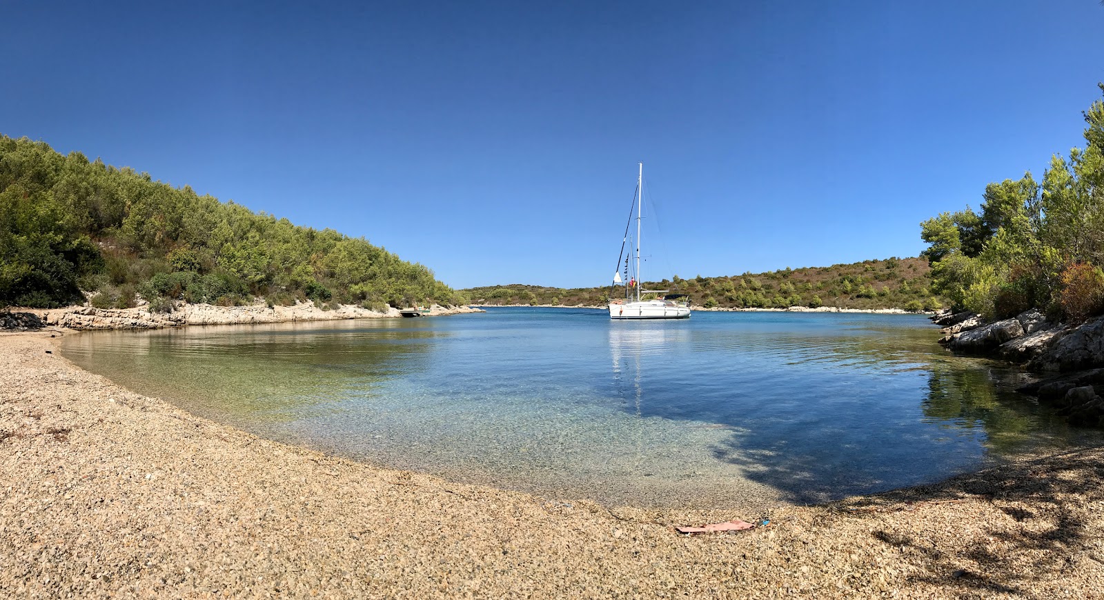 Foto di Dijana beach con una superficie del ciottolo fine grigio