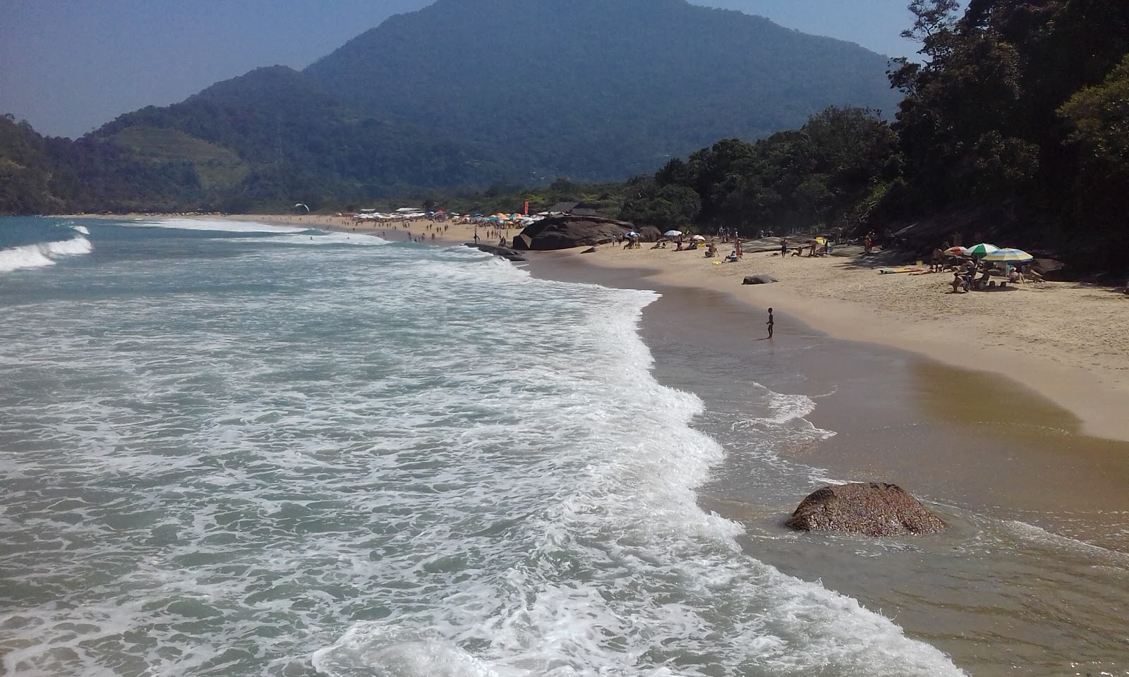 Praia Canto Itaipu'in fotoğrafı uçurumlarla desteklenmiş