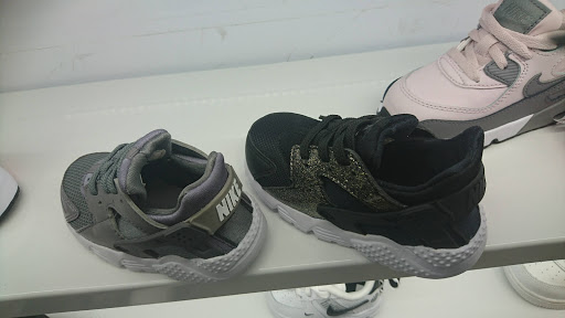 Shoe Store «Shoe Palace», reviews and photos, 8155 Camino Arroyo #13, Gilroy, CA 95020, USA