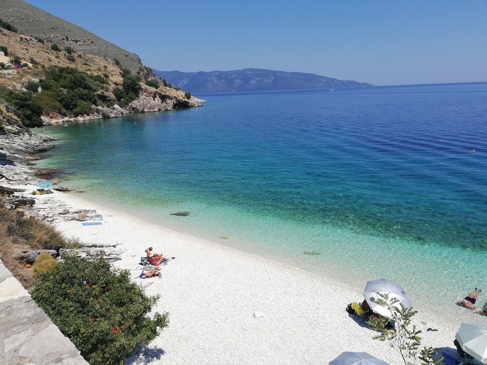 Lithovatis Beach'in fotoğrafı uçurumlarla desteklenmiş