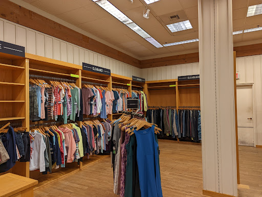 Clothing Store «Eddie Bauer», reviews and photos, 101 Hawthorn Center, Vernon Hills, IL 60061, USA