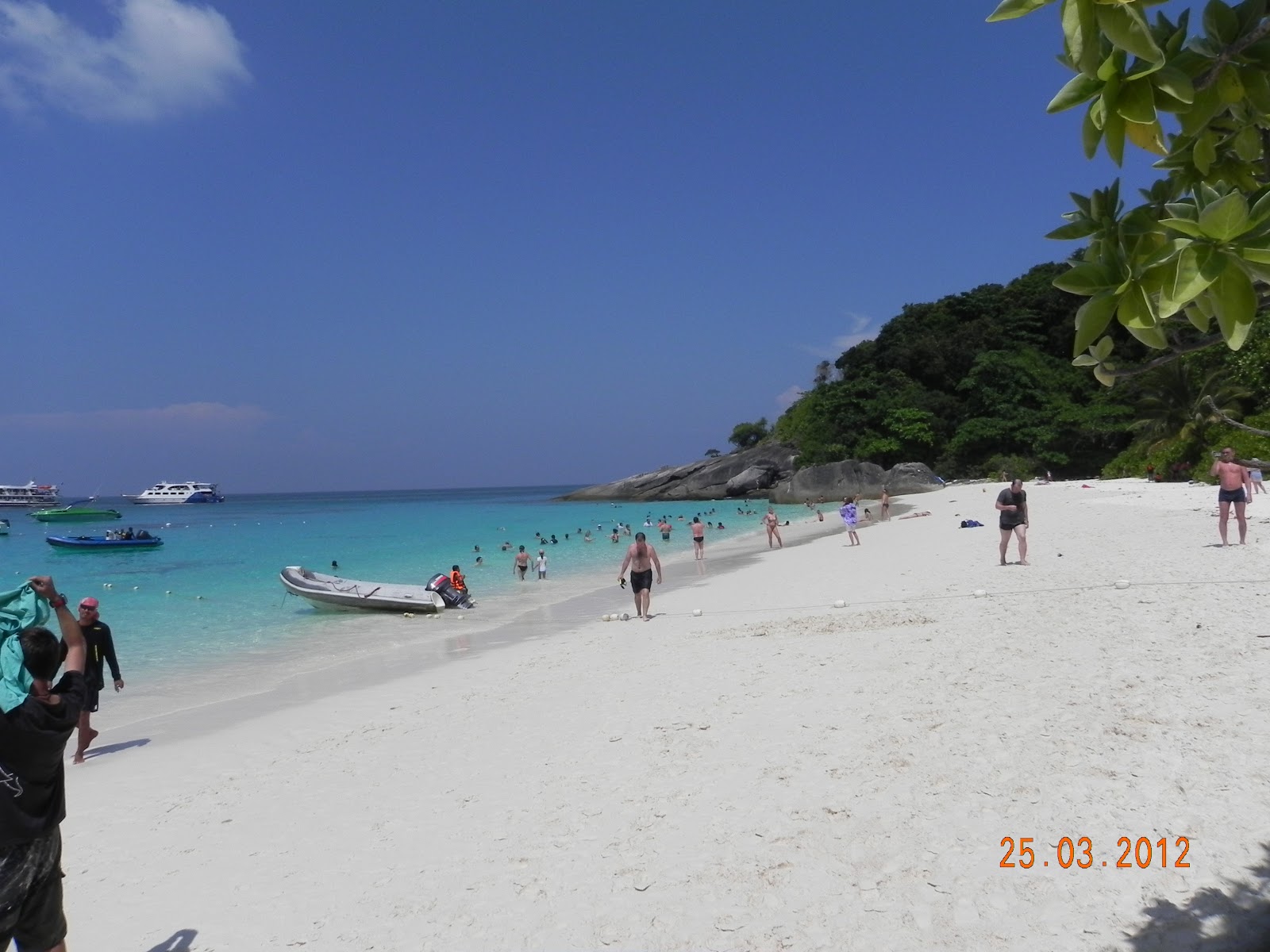 Foto av Ko Huyong Beach med turkos rent vatten yta