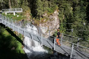 Wasserfall mit Hängebrücke image