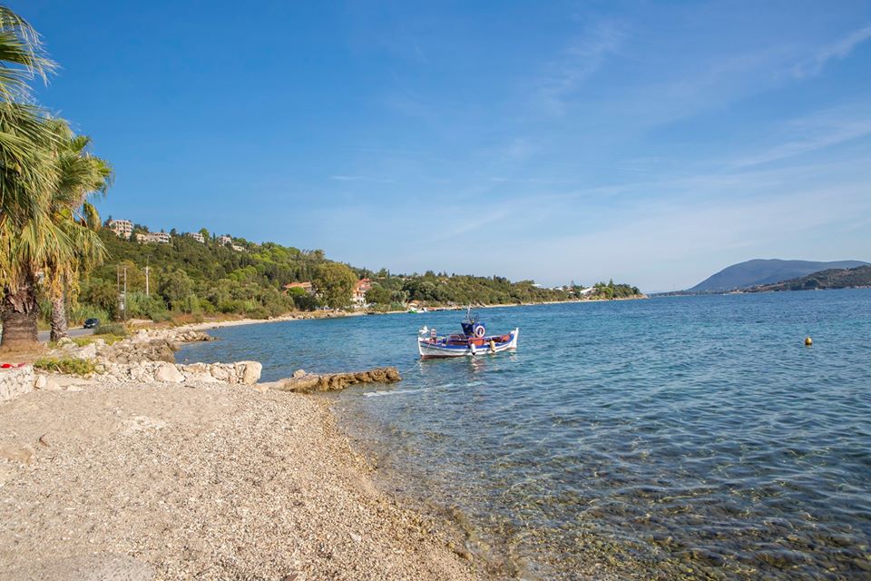 Foto van Episkopos Beach met blauw puur water oppervlakte