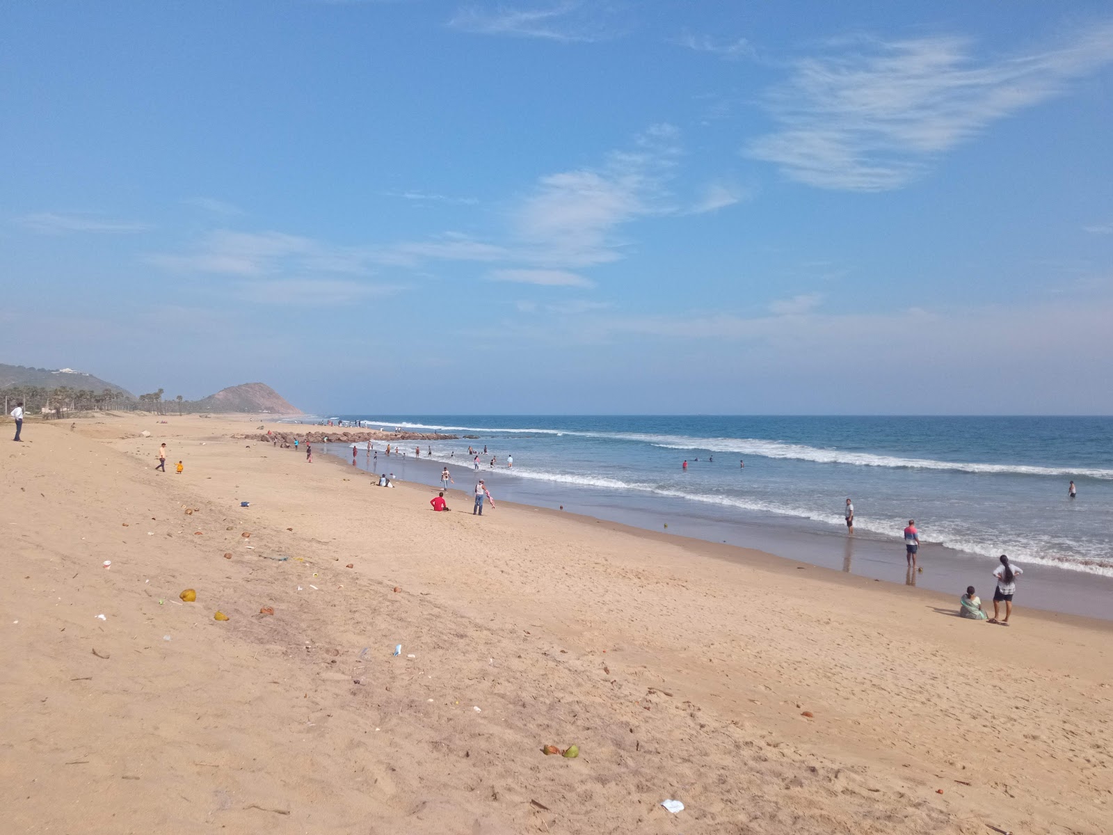 Foto de Yarada Beach com areia bege superfície