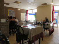 Atmosphère du Café et restaurant de grillades Paulaner Bar Á Salades à La Palud-sur-Verdon - n°1