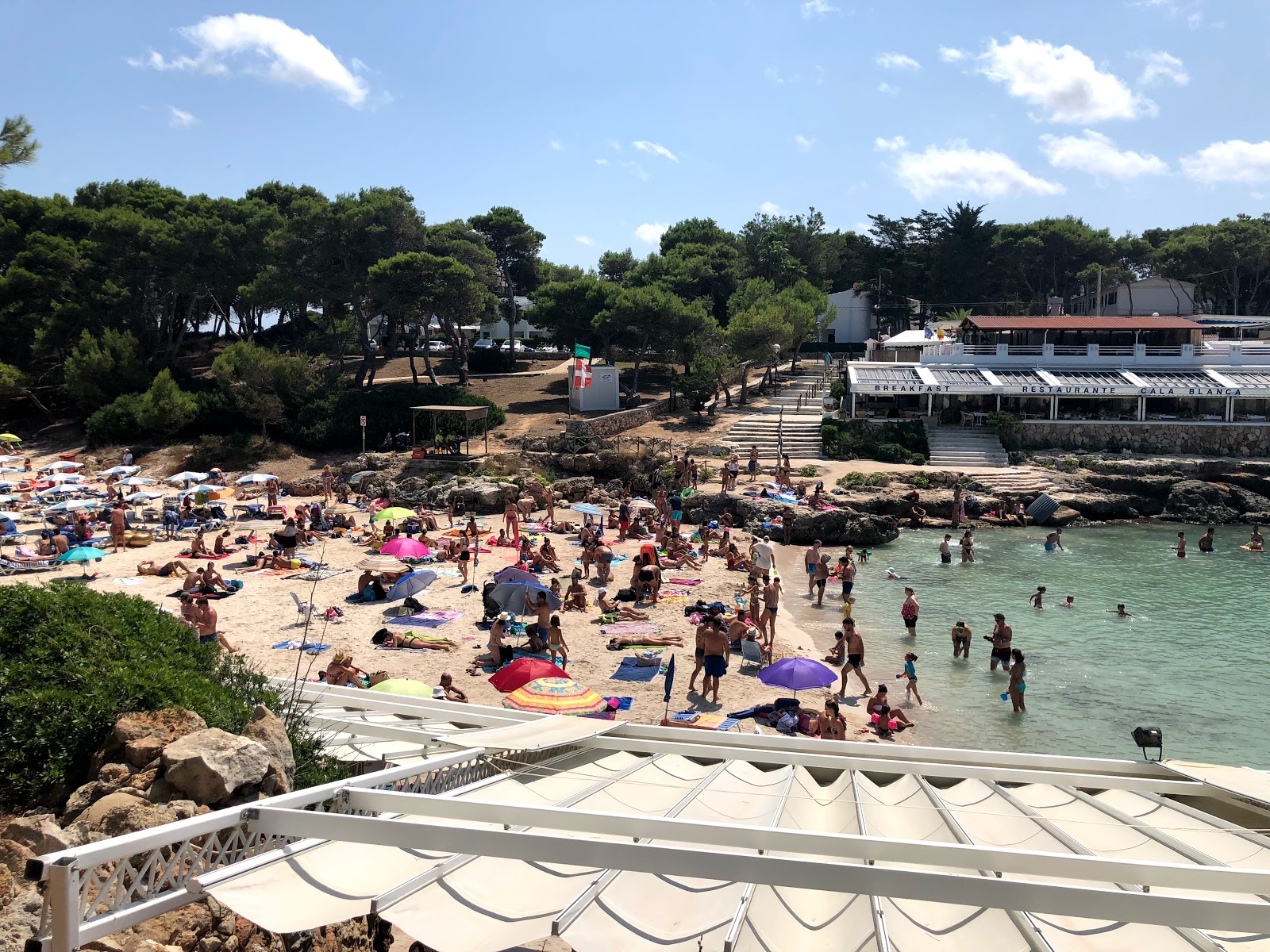 Foto van Playa Cala Blanca met hoog niveau van netheid