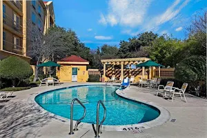La Quinta Inn & Suites by Wyndham Dallas Arlington South image