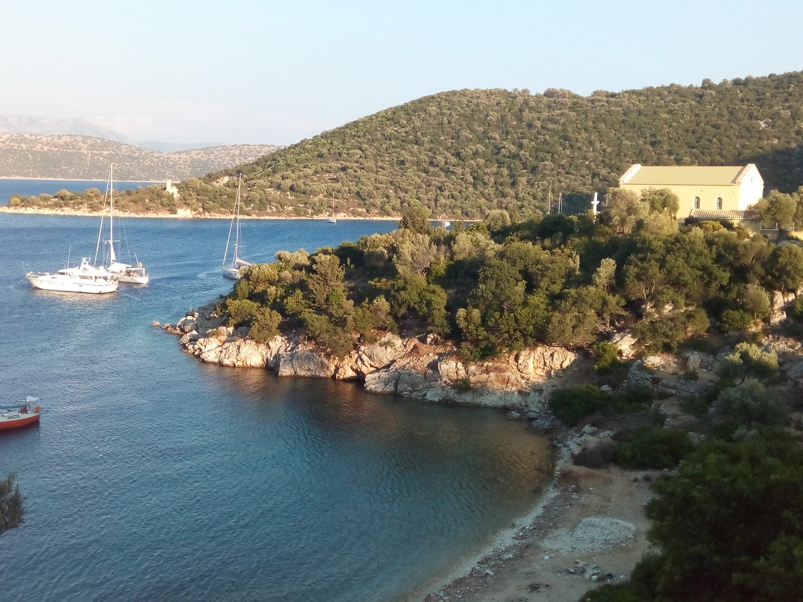 Photo de Gerolimionas avec l'eau cristalline de surface