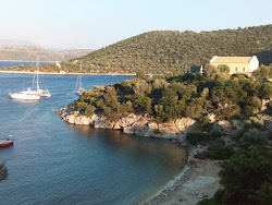 Gerolimionas'in fotoğrafı küçük koy ile birlikte