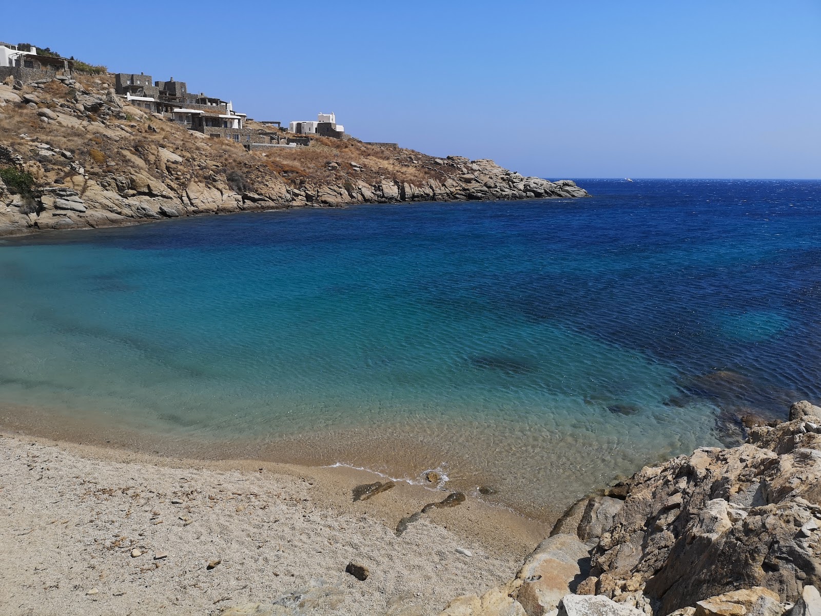 Φωτογραφία του Mini Lia beach με καθαρό νερό επιφάνεια