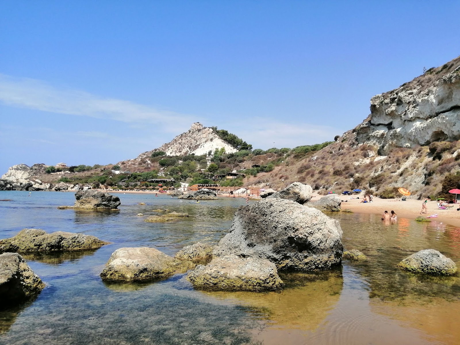 Spiaggia Torre San Nicola
'in fotoğrafı - rahatlamayı sevenler arasında popüler bir yer