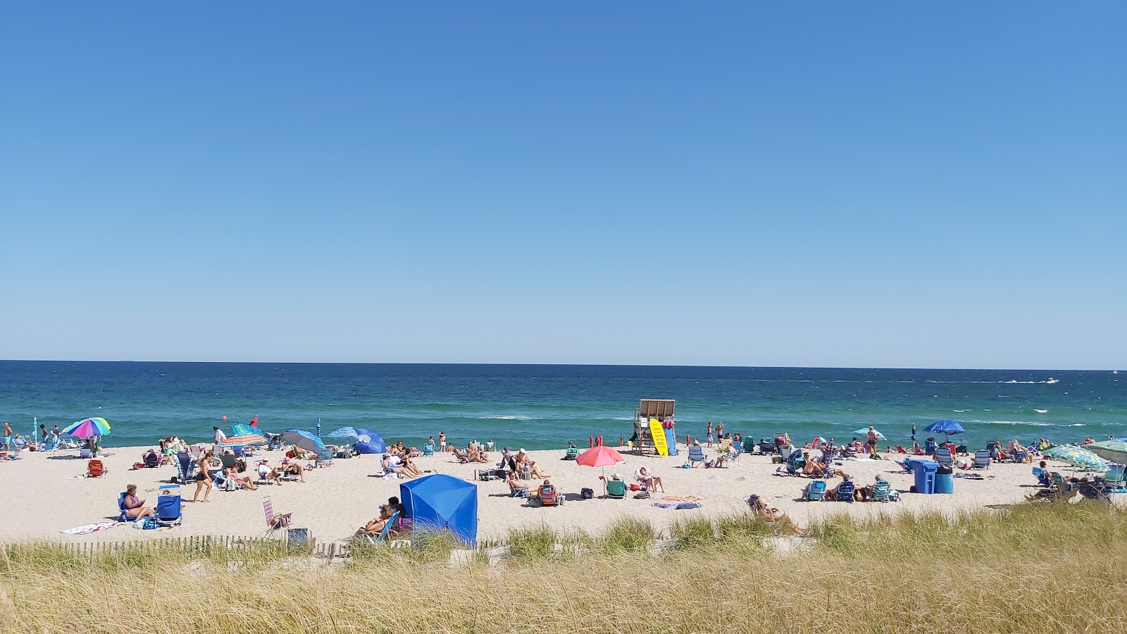 Φωτογραφία του Brick Beach με φωτεινή άμμος επιφάνεια