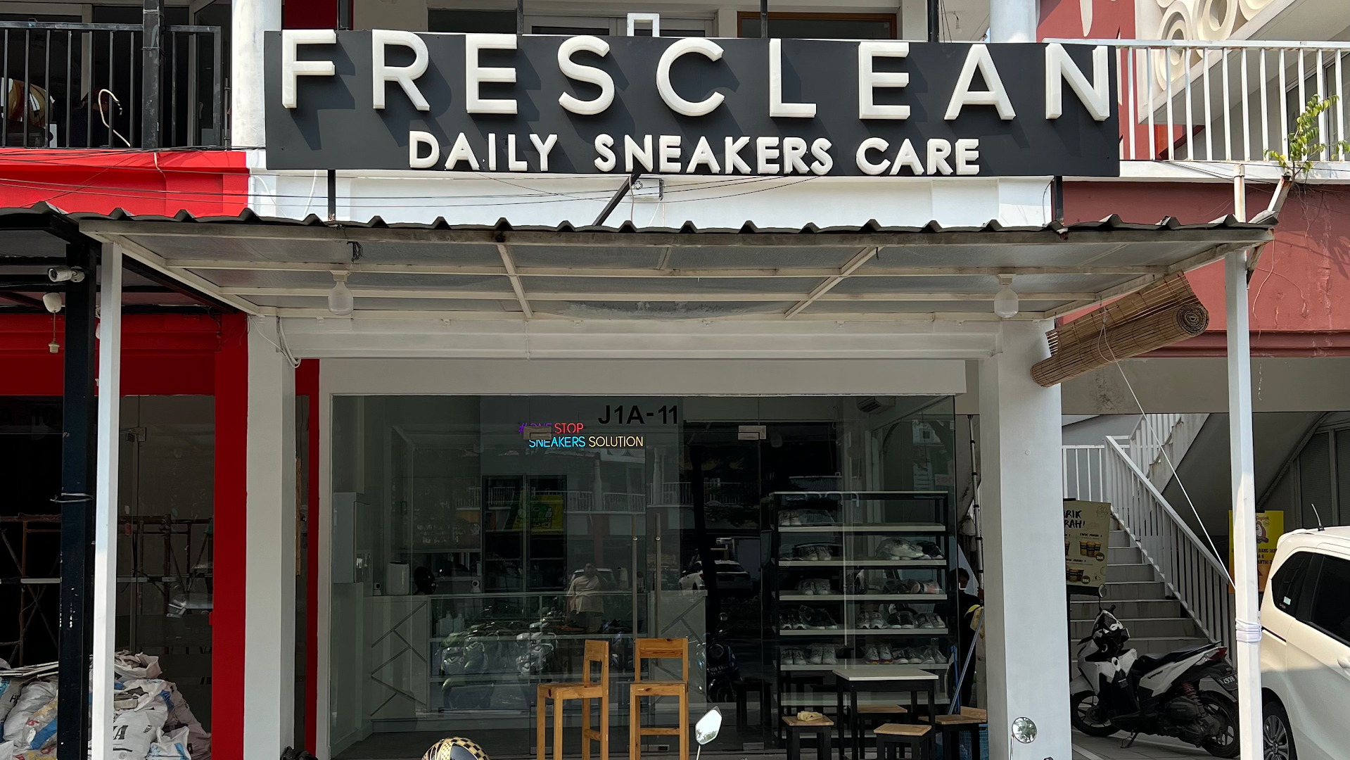 Fresclean Shoe Laundry | Cuci , Reparasi , Repair , Jahit , Service | Sepatu , Tas , Helm Sole Protector Terdekat Photo