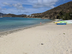 Photo de Hansen Bay beach avec plusieurs petites baies