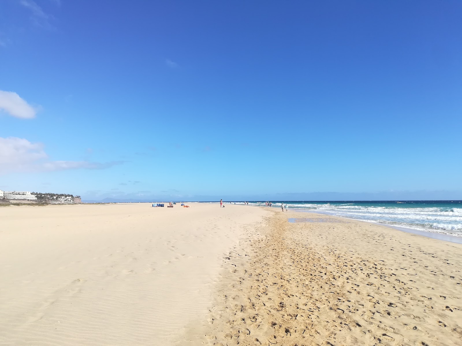 Foto de Praia das Gaviotas com areia fina e brilhante superfície