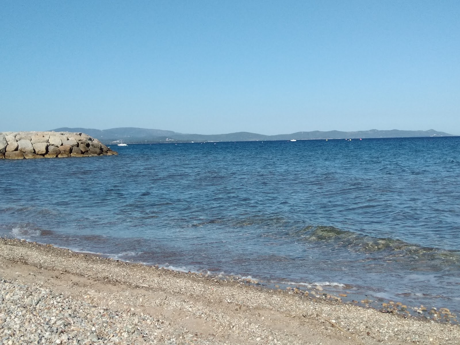 Fotografija Marquise beach z prostorni večplastni zalivi