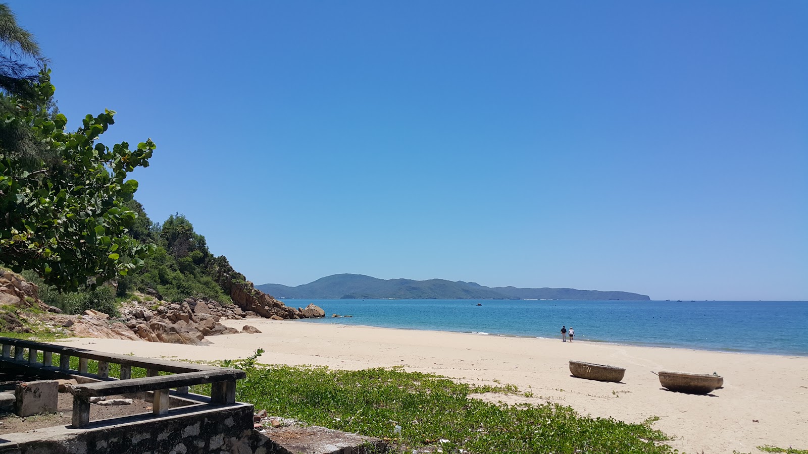 Quy Hoa Beach的照片 带有碧绿色纯水表面