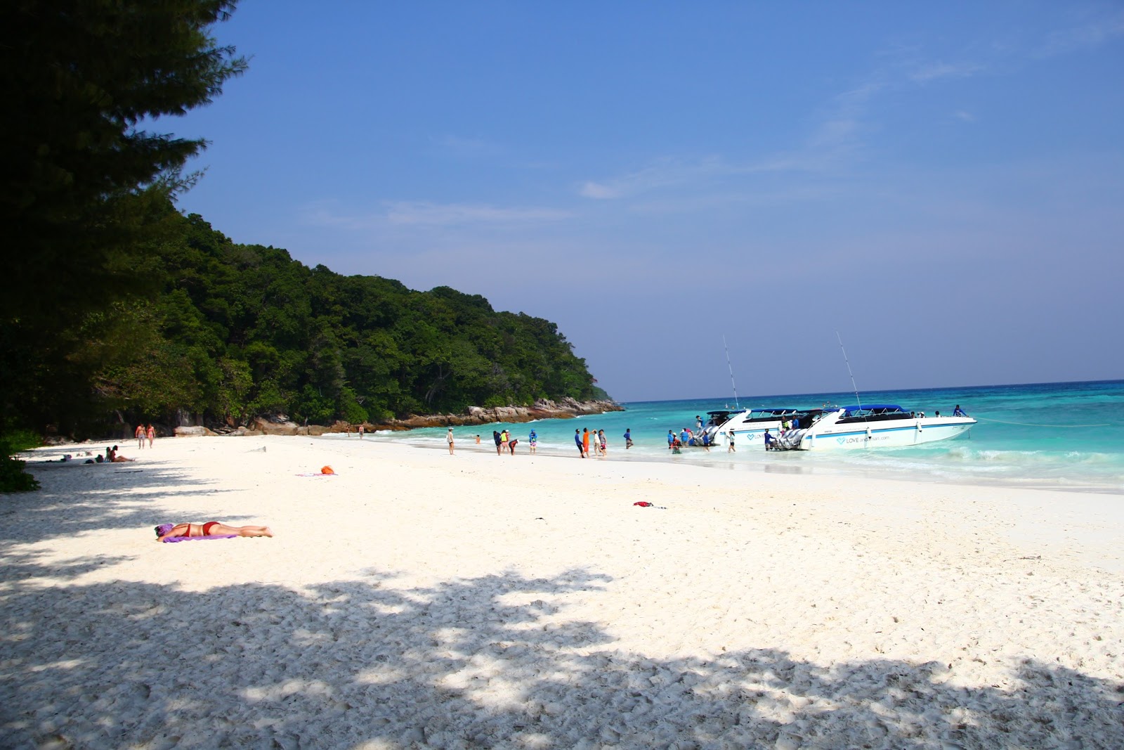 Foto de Playa de la Isla Tachai con recta y larga