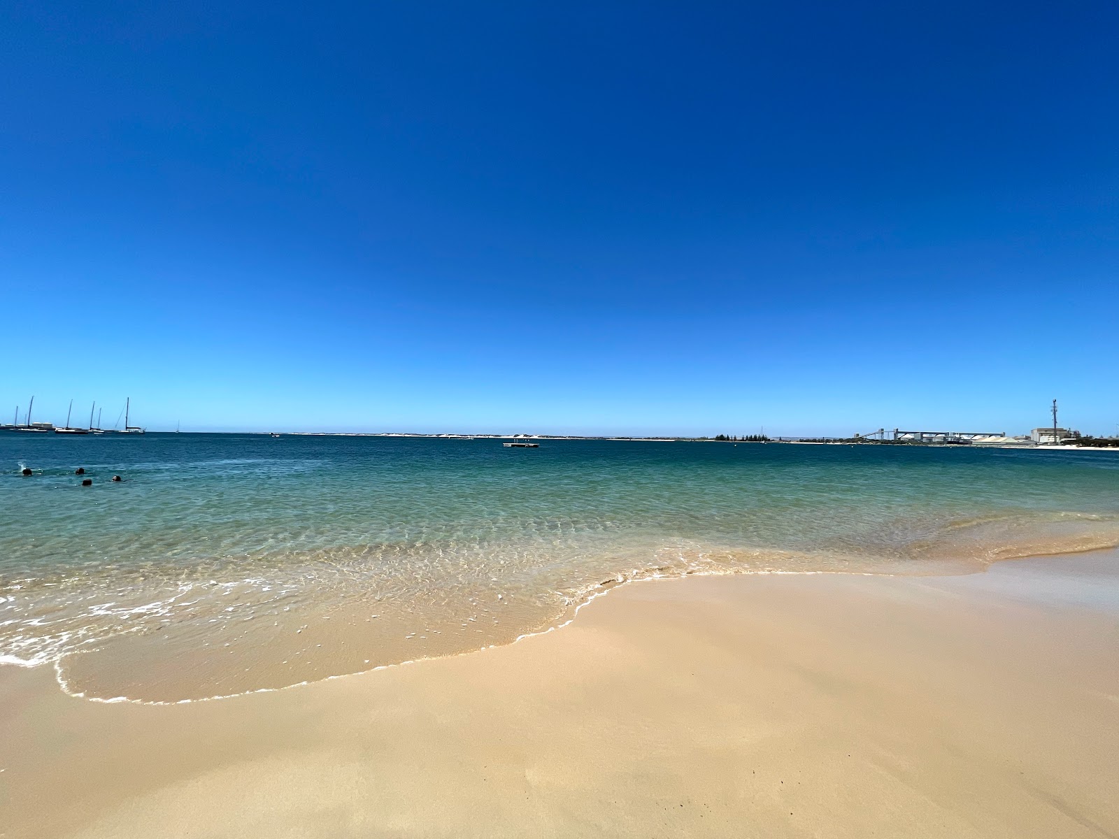 Koombana Beach的照片 带有明亮的沙子表面