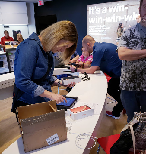 Cell Phone Store «Verizon», reviews and photos, 4965 S 76th St, Greenfield, WI 53220, USA