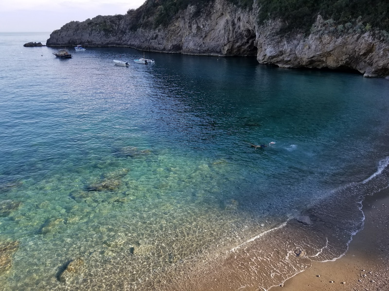 Foto van Spiaggia di Recommone met kleine baai