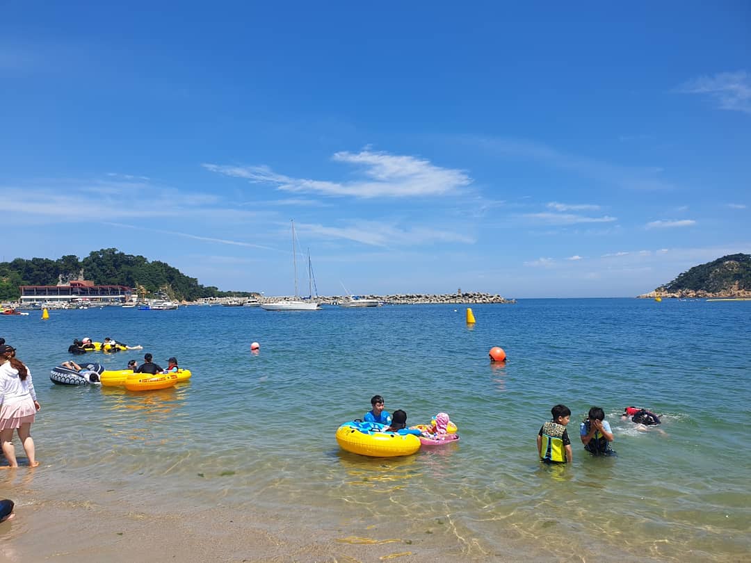 Ilsan Beach的照片 带有碧绿色纯水表面