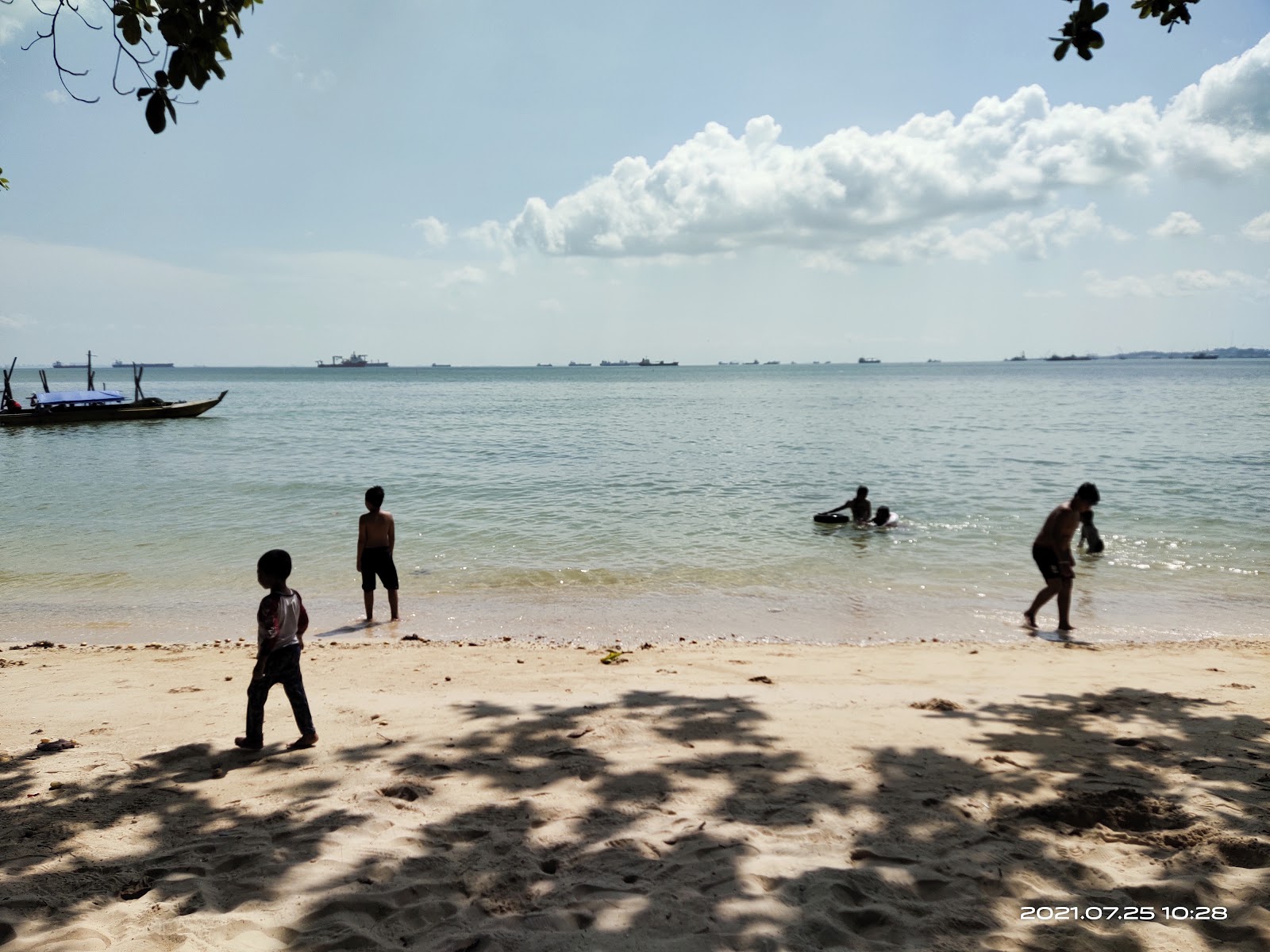 Photo de Pantai Dangas Patam Lestari avec l'eau turquoise de surface