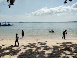 Pantai Dangas Patam Lestari'in fotoğrafı geniş bir kıyı şeridi ile birlikte