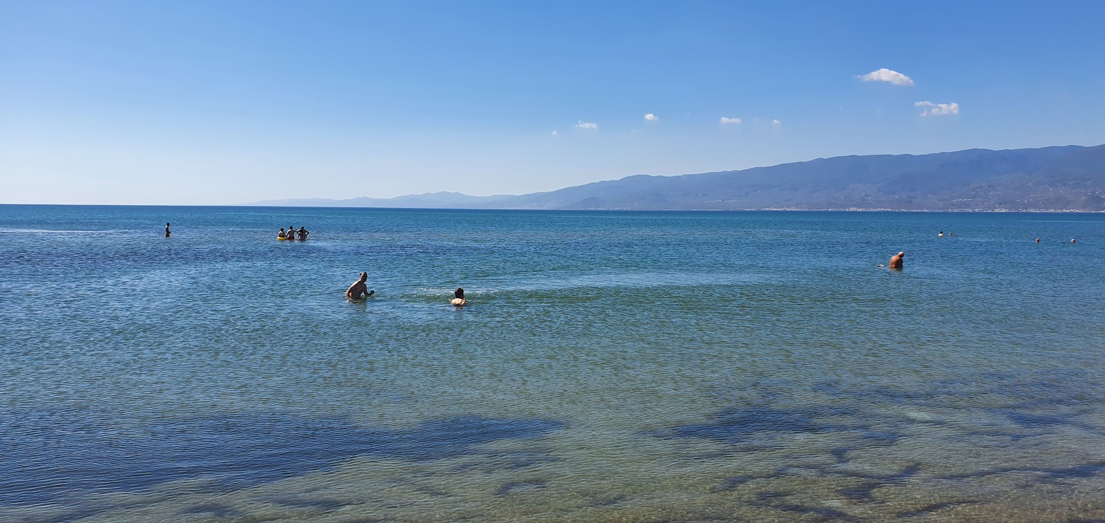 Denetko beach的照片 带有碧绿色纯水表面