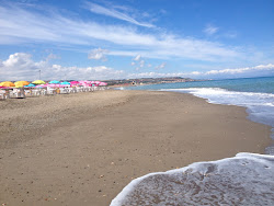 Plage Khelloufi的照片 带有长直海岸