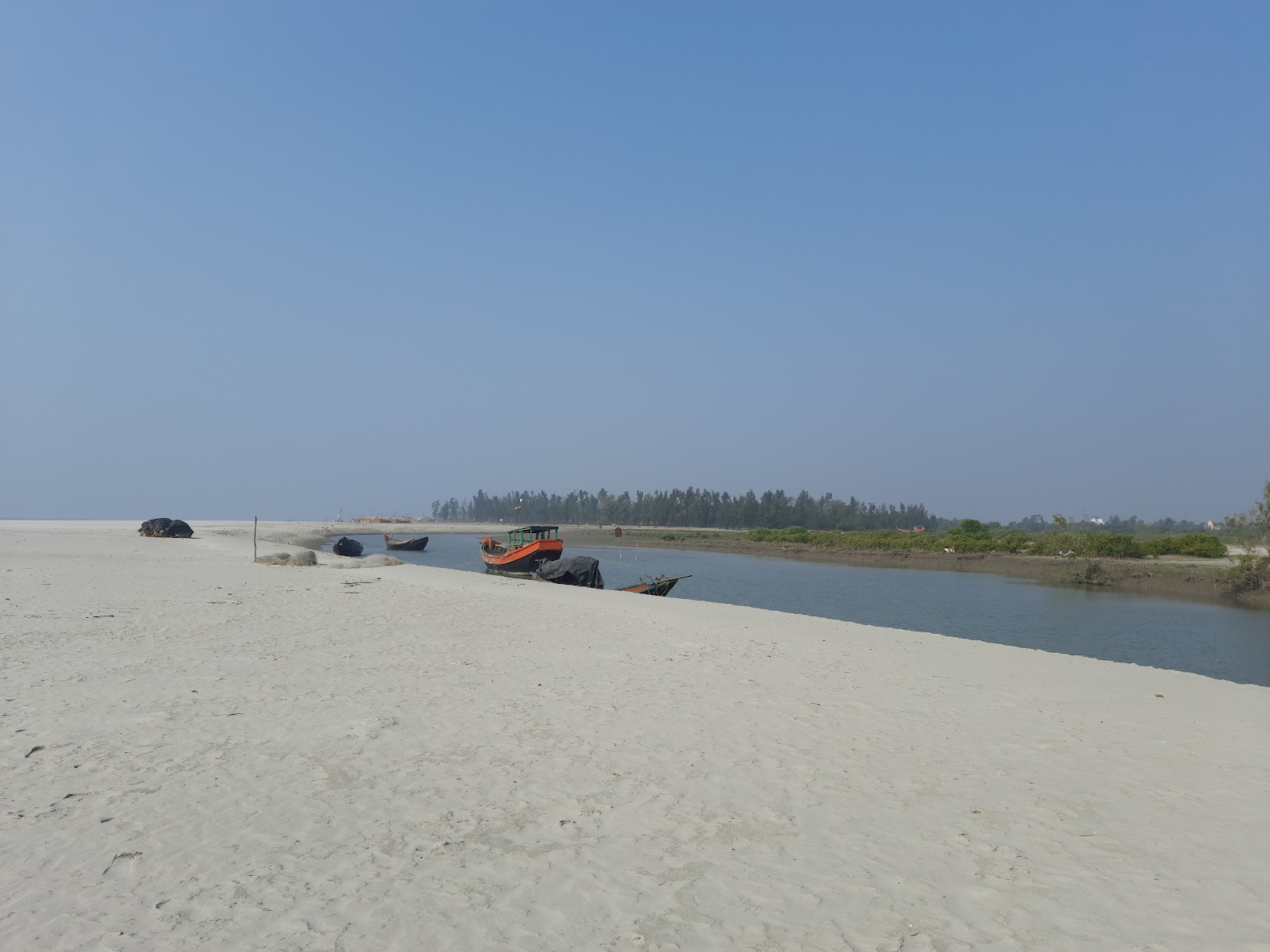 Photo de Gangasagar Mohona Sea Beach avec l'eau turquoise de surface
