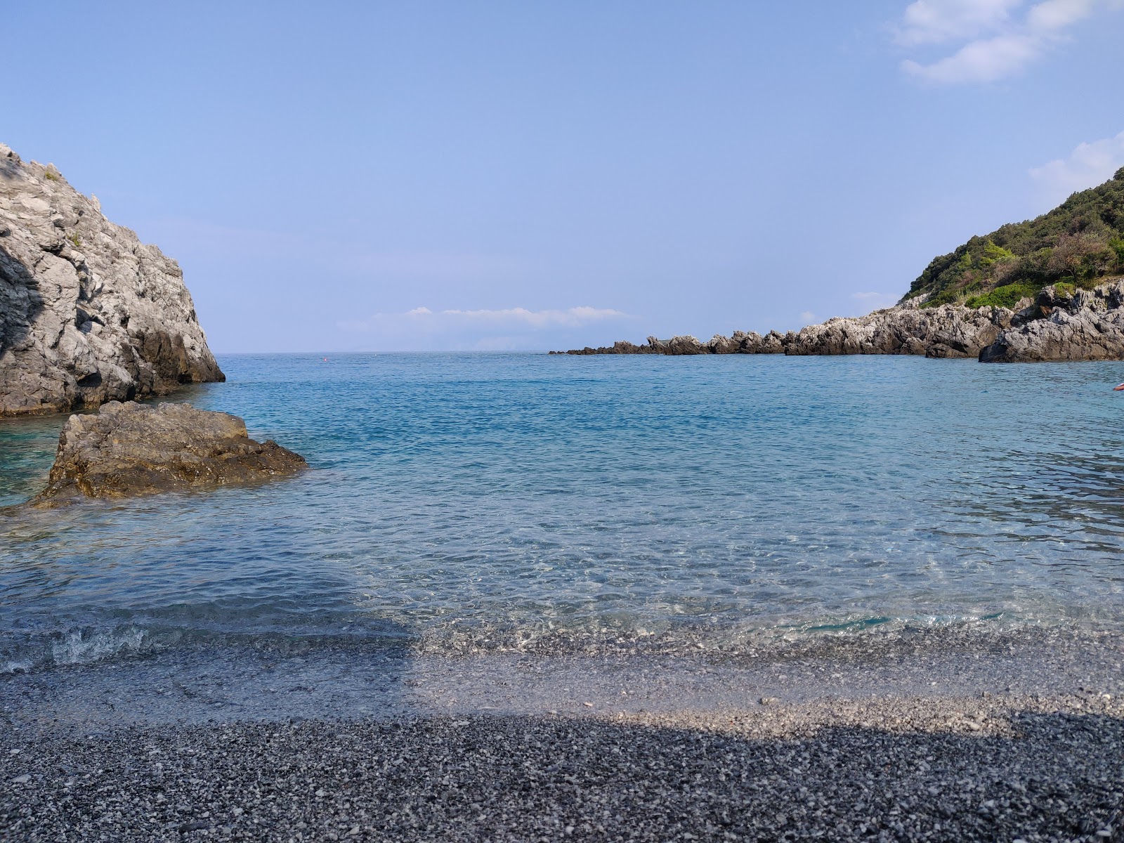 Foto von Spiaggia di Funnicu Reggiu mit feiner grauer kies Oberfläche