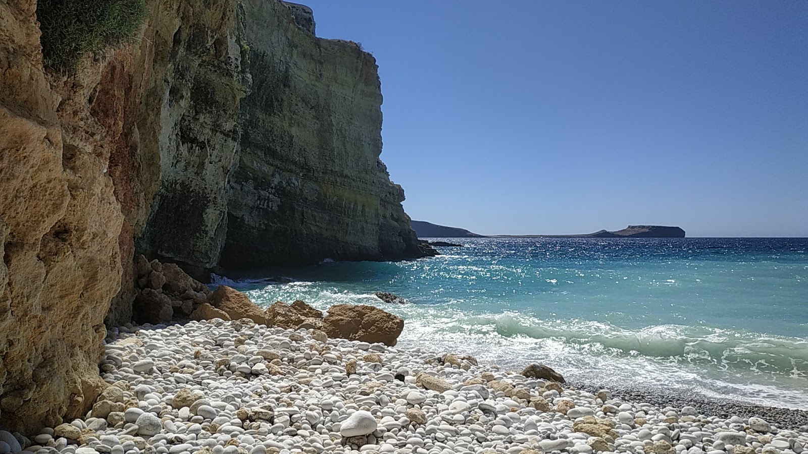 Photo de Chalikia beach entouré de montagnes