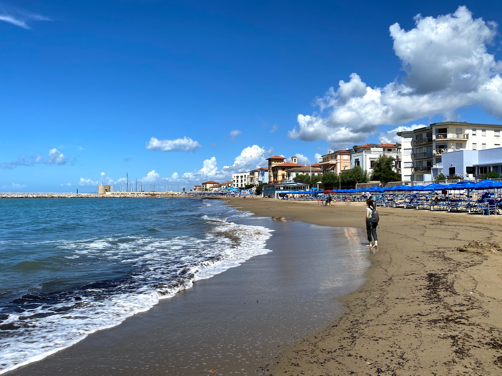 Φωτογραφία του Spiaggia Libera San Vincenzo με καφέ άμμος επιφάνεια