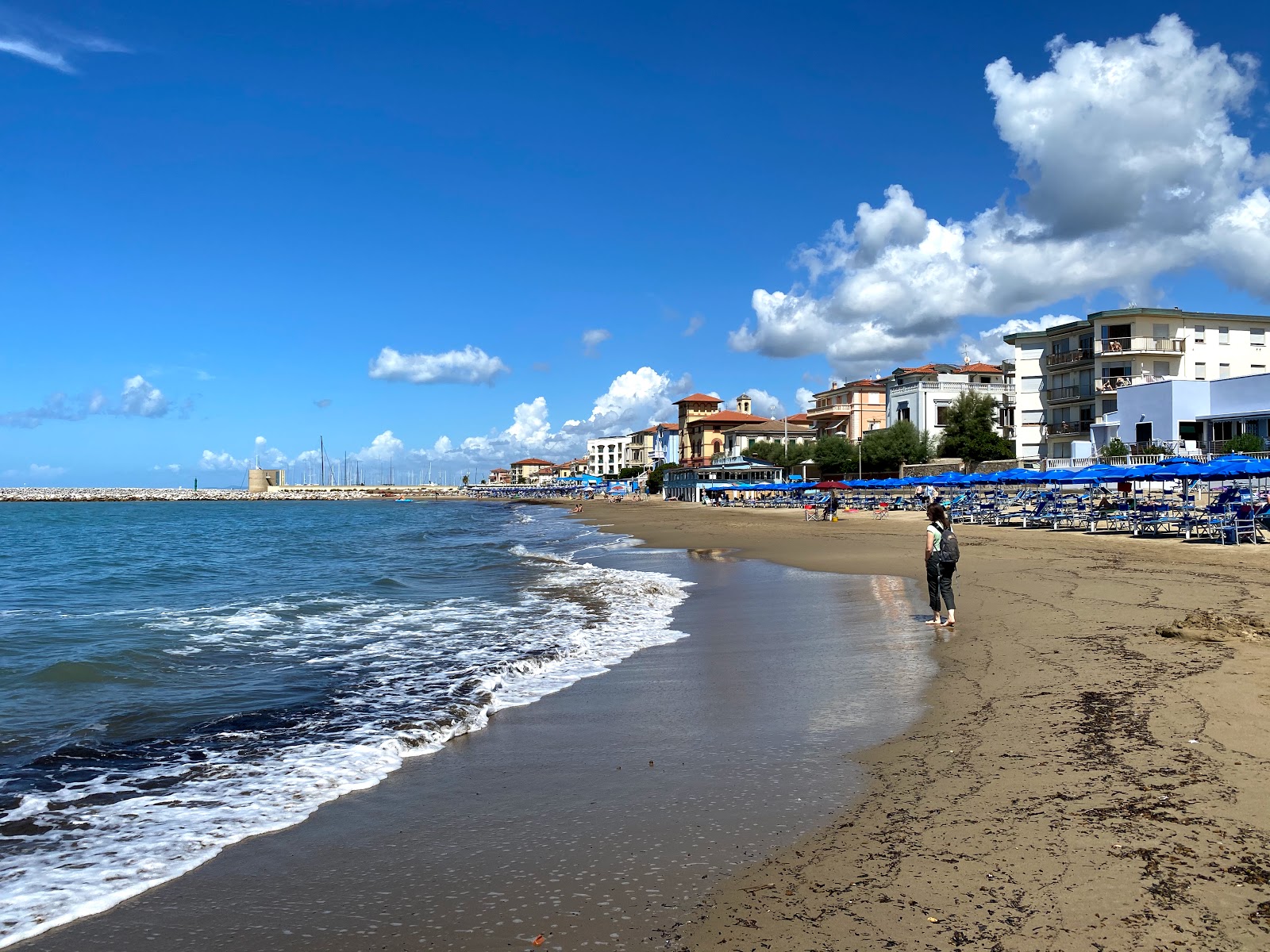 Foto de Spiaggia Libera San Vincenzo com areia marrom superfície