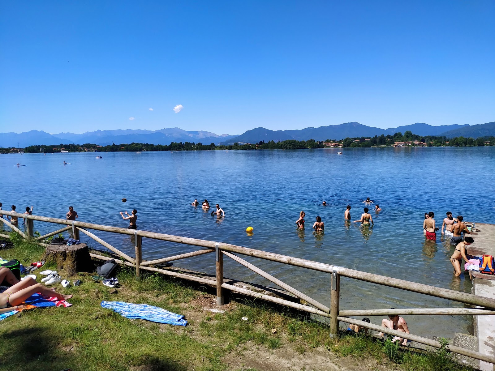 Foto av Osmate Beach med en rak kustlinje