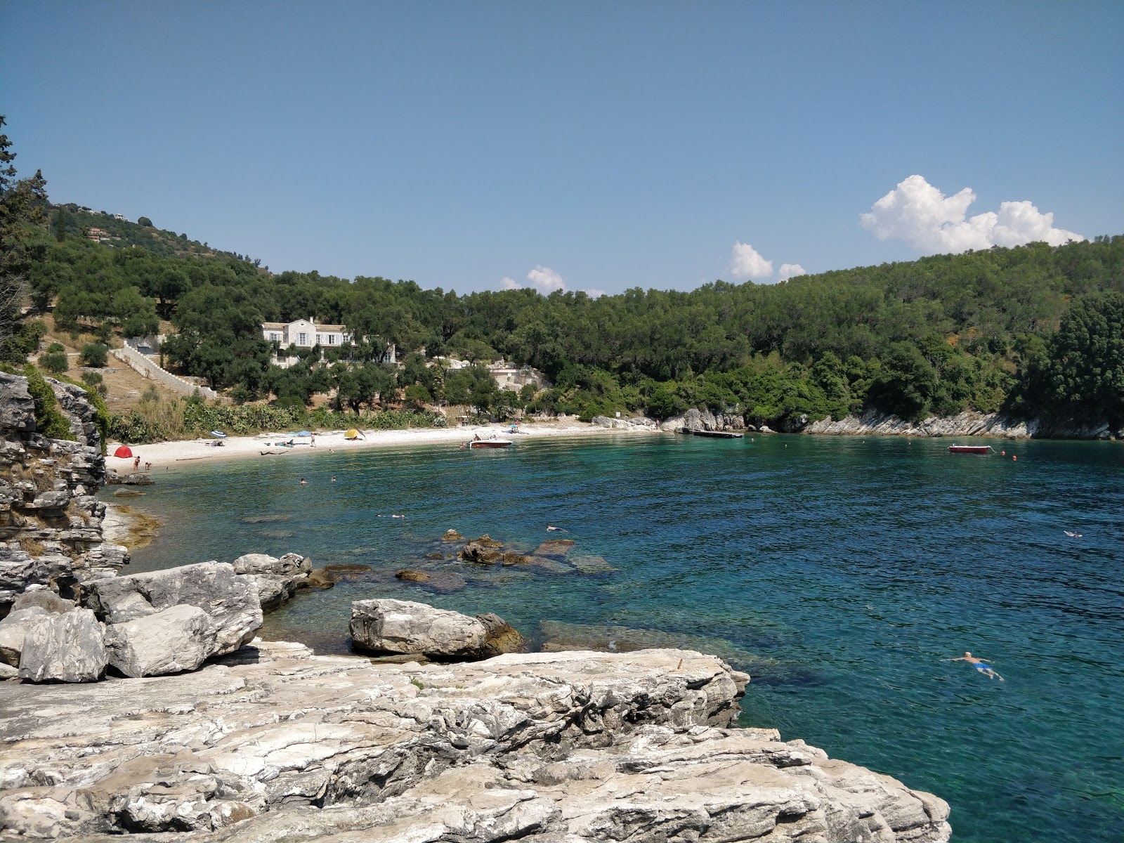 Photo of Gialiskari beach with small bay
