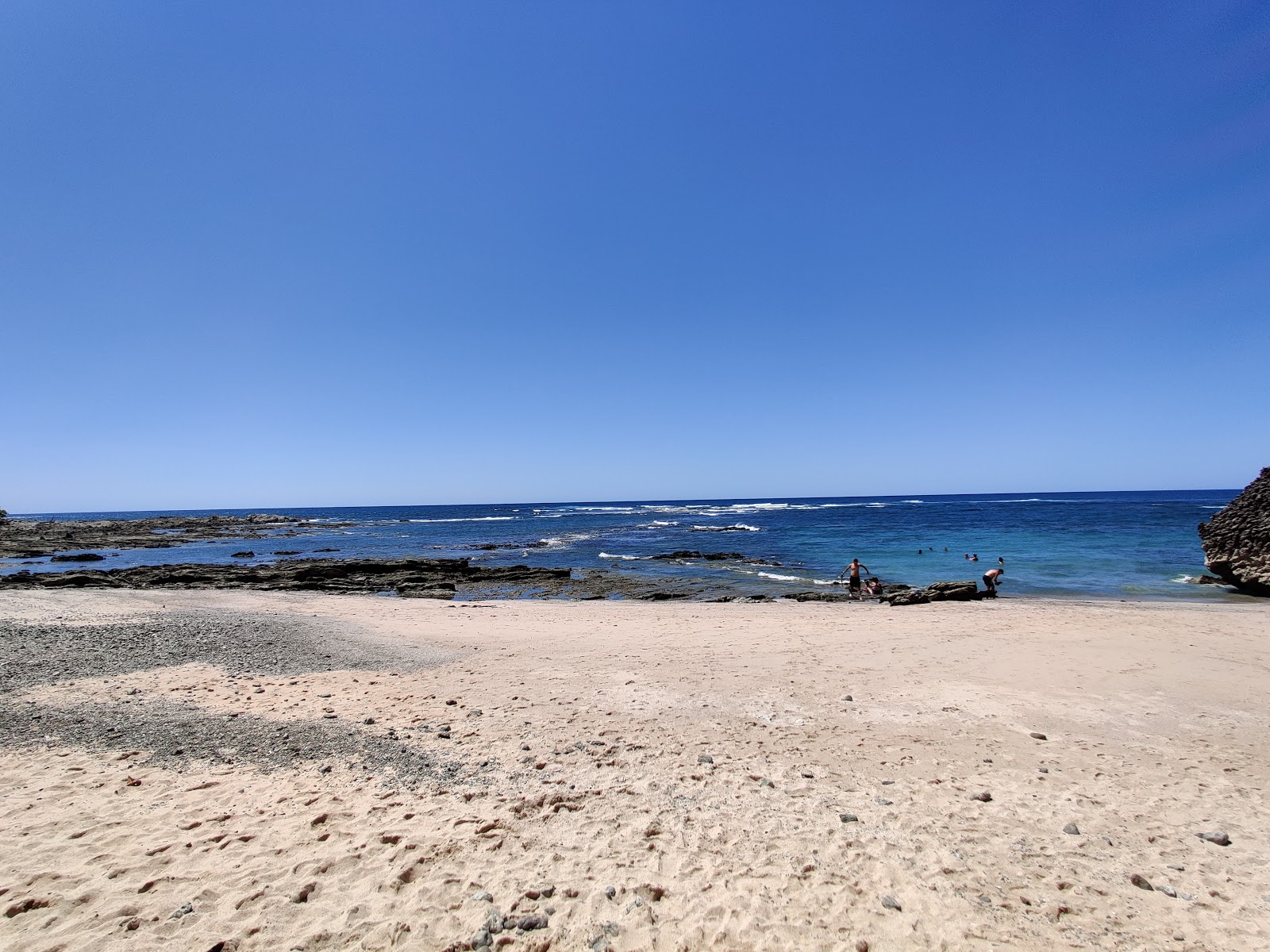 Φωτογραφία του Playa Cuevas περιτριγυρισμένο από βουνά