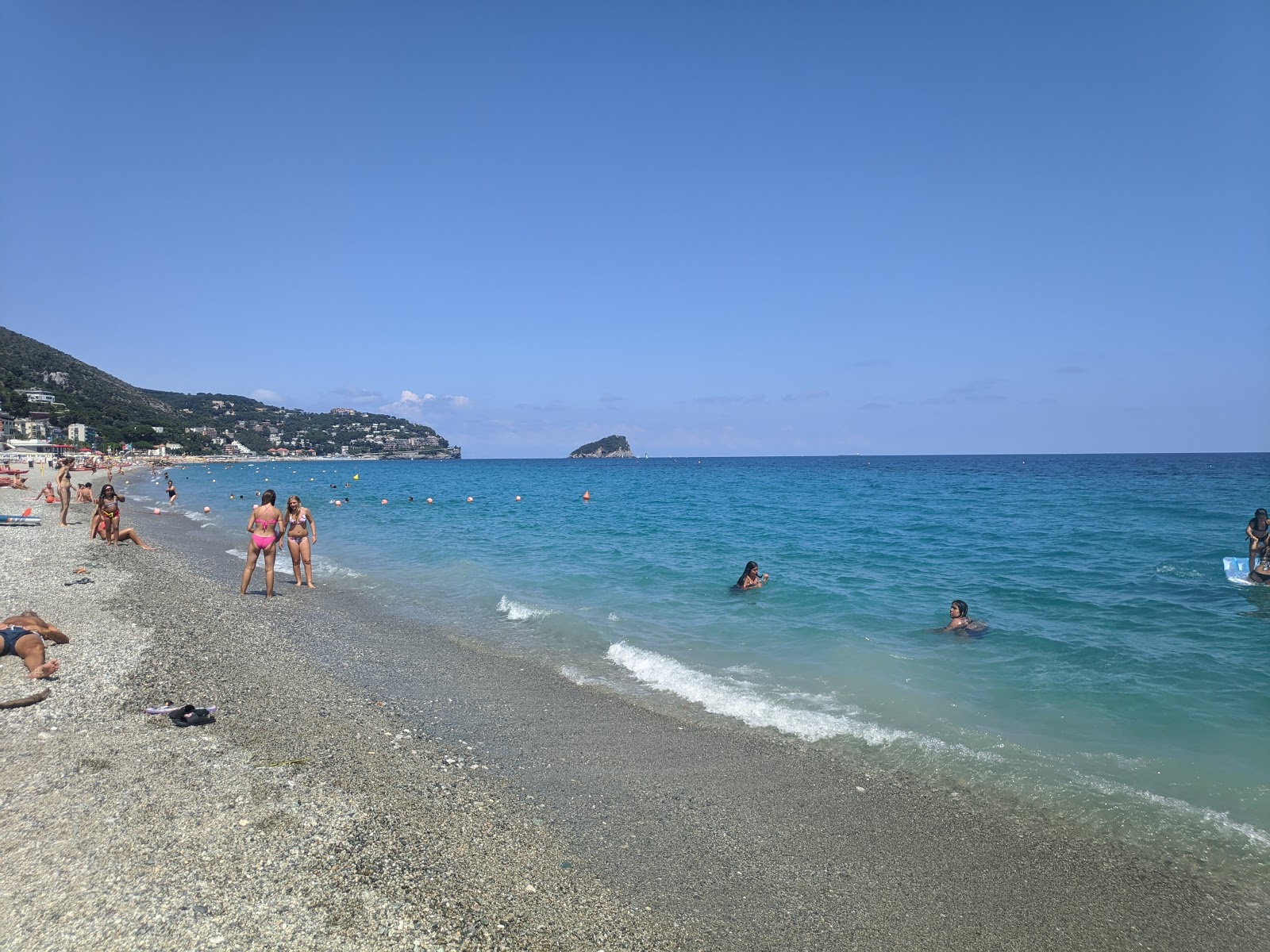 Photo de Spotorno beach partiellement zone de villégiature