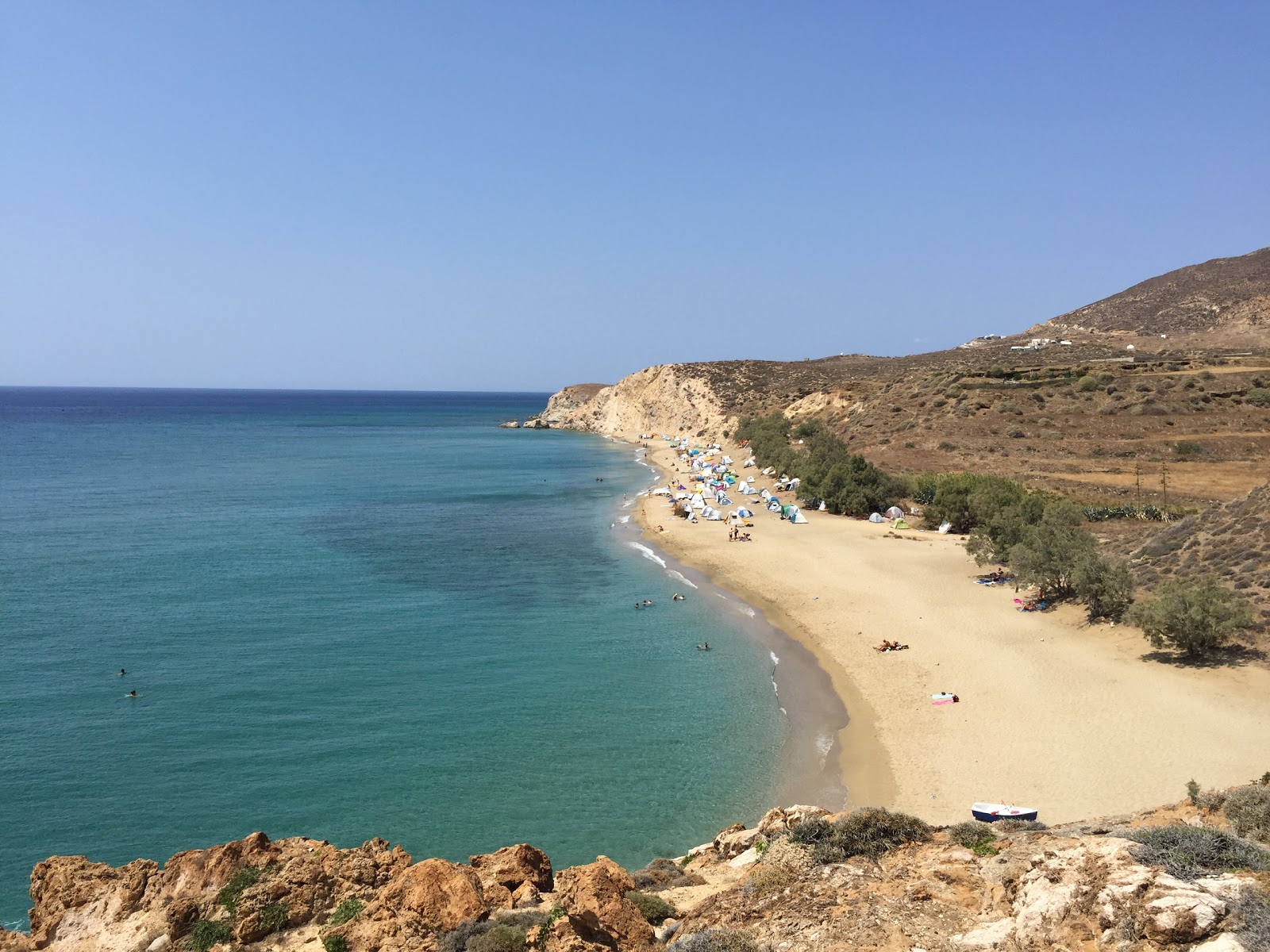 Foto di Paralia Roukounas con una superficie del sabbia beige