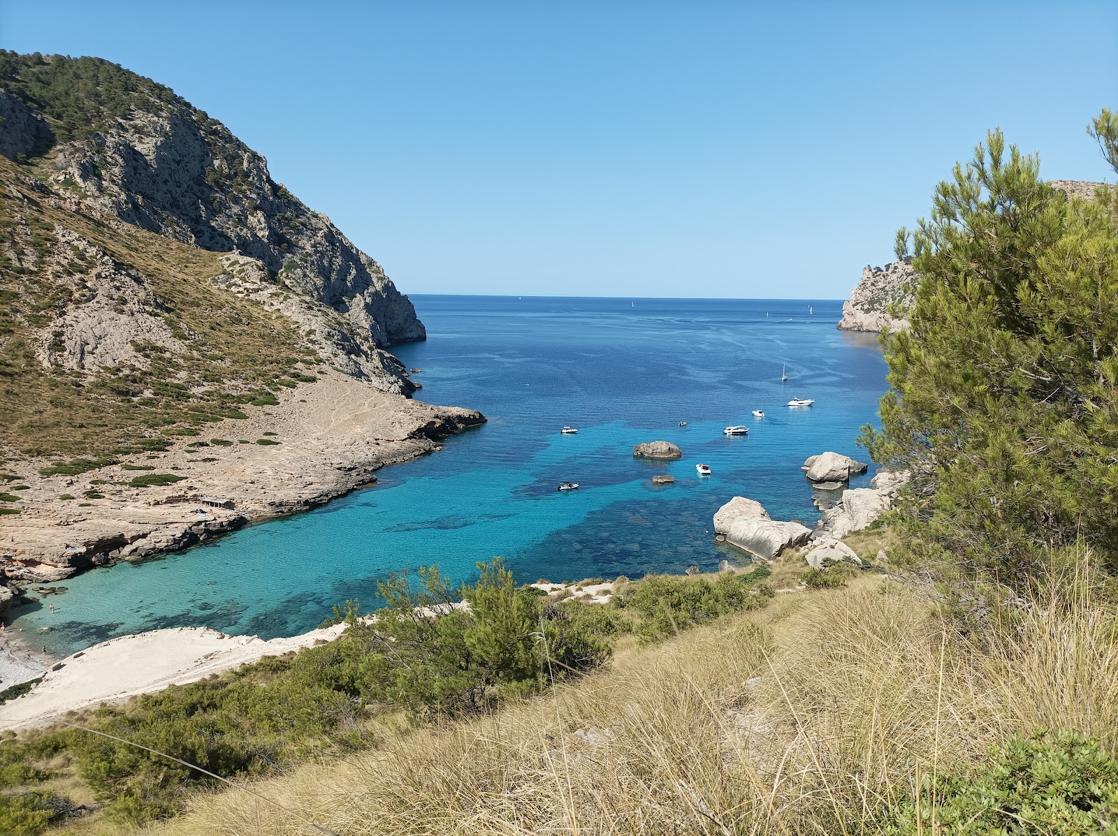 Cala Figuera'in fotoğrafı mavi saf su yüzey ile