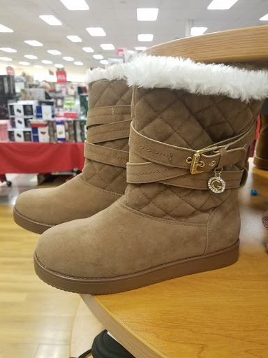 Shopping Mall «Rookwood Commons Shopping Center», reviews and photos, 3805 Edwards Rd, Cincinnati, OH 45209, USA