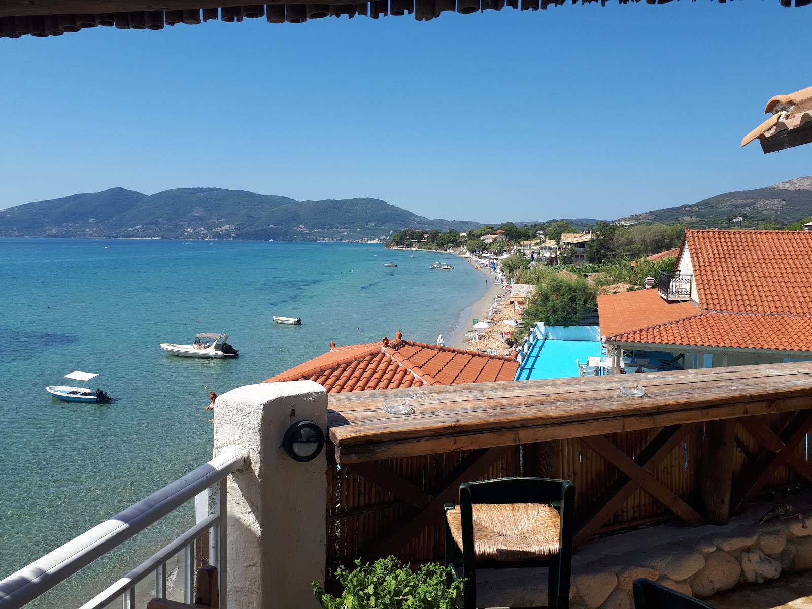 Photo de Agios Sostis beach avec plusieurs baies spacieuses